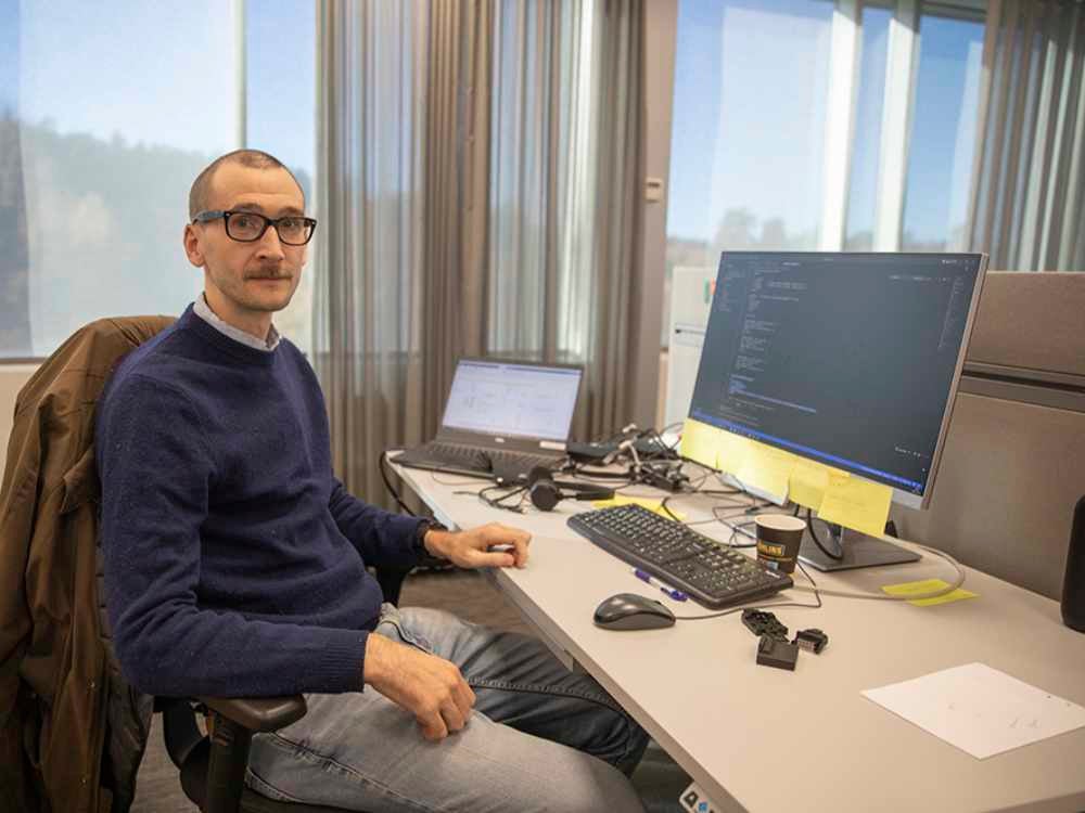 Martin Harberg, an Öhlins employee, sitting in front of a computer in the office.